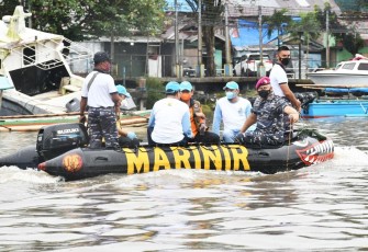TNI AL Ajak Warga Bersih-Bersih Sungai