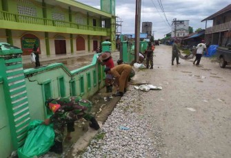 Semangat Jelang Ramadan, Babinsa Koramil Babulu Bersama Warga Bersihkan Masjid