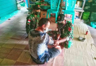 Sambangi Rumah Warga, Satgas Perbatasan Berikan Pengobatan Gratis 