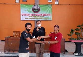 Penyerahan secara  simbolis Ketua KBP yang baru