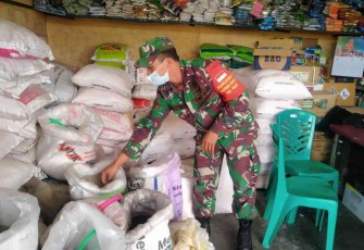 Cek Ketersediaan Pupuk Bersubsidi, Babinsa Datangi Kios Pupuk