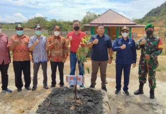 Dansatgas Yonif 144/JY Dampingi Pangkoopsdam XII/Tpr Tanam Pohon di Bukit Semugang