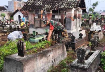 Jelang Ramadhan, Babinsa Desa Ringinpitu Kerja Bakti Bersihkan Areal TPU