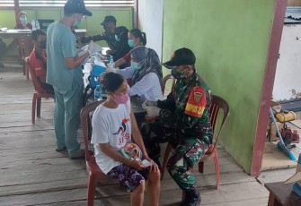Sinergitas TNI-Polri dan Nakes Gelar Serbuan Vaksinasi Booster di Perbatasan