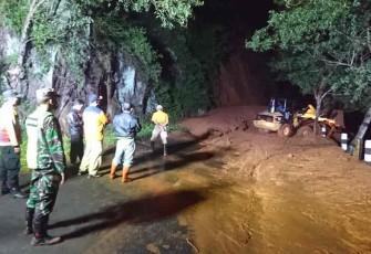 Kodim 0801/Pacitan Bersihkan Material Longsor, Jalur Utama Pacitan-Ponorogo