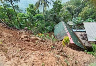 Babinsa Dongko Bersihkan Material Tanah Longsor Menimpa Rumah Warga