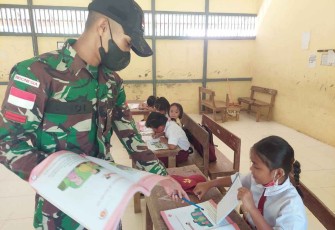 Bantu Program Pendidikan, Satgas Pamtas Yonif Mekanis Menjadi Gadik Di Perbatasan
