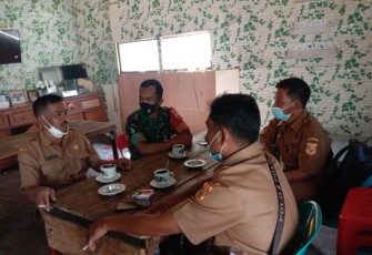 Babinsa Koramil 04/TL Komsos Bersama Pemerintah Desa Juma Gerat