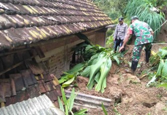 Ringankan Beban, Babinsa Kebonagung Bersama Warga Bersihkan Material Longsor