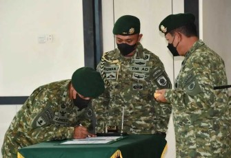 Pangdivif 3 Kostrad Serahkan Jabatan Irdivif 3 Kostrad dan Pimpin Tradisi Penerimaan Warga Baru