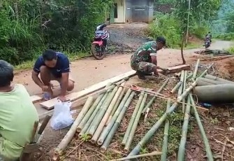 Babinsa Koramil 0801/06 Bandar Bersama Warga Binaan Gotong Royong Bangun Pos Kamling