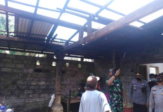 Dandim 0808/Blitar Tinjau Dusun Gambar Pasca Bencana Angin Puting Beliung