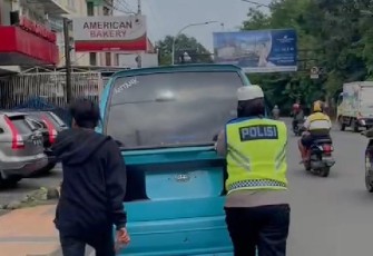 Terciduk Kamera Jurnalis, Polwan Sat Lantas Polrestabes Makassar Dorong Pete-Pete