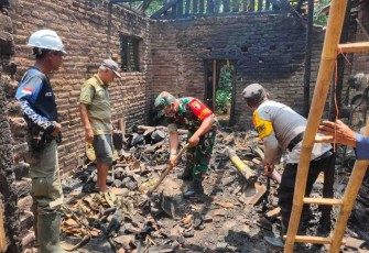 Babinsa Panggul Bersama BKTM dan Warga, Bantu Bersihkan Rumah Korban Kebakaran