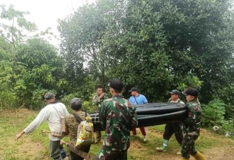 Anggota Satgas Yonif 144/JY Bantu Pemasangan Pipa Air Bersih Bersama Warga