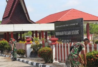 Sambut HUT Persit Ke-76, Kodim 1015/Sampit Bersihkan Taman Makam Pahlawan