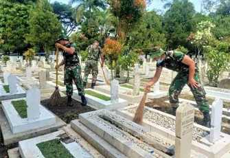 Prajurit Menarmed 2 Kostrad Laksanakan Karya Bakti di Taman Makam Pahlawan
