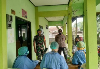Terus Dukung Pemerintah Cegah Penyebaran Covid 19, Sertu Suyatman Dampingi Vaksinasi di Wilayah Binaannya