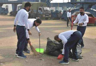 Bahu Membahu, Prajurit Kolinlamil Bersih-bersih Pelabuhan Tanjung Priok 