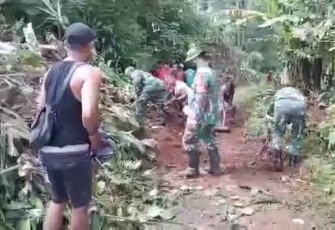 Babinsa Koramil 0801/10 Punung Bersama Warga Bersihkan Material Longsor