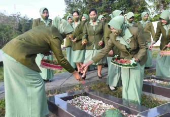 Persit KCK Koorcabrem 142 PD XIV/Hasanuddin Ziarah Rombongan di TMP Patti’di Mamuju