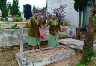 Persit KCK Cabang XLII Dim 0206/Dairi, Ziarah Hormati Arwah Pahlawan