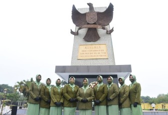 Persit KCK Koorcab Rem 081 Kenang Perjuangan Para Pahlawan 