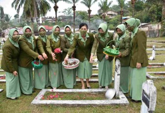 Peringati HUT Persit Ke-76, Persit KCK Koorcabrem 023 PD I/BB Ziarah Ke TMP Sibolga