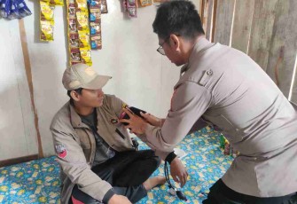Sambangi Polsek Sugapa, Tim Medis Satgas Binmas Cek Kesehatan Personel