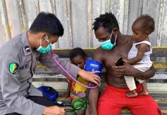 Sambangi Suku Momuna, Tim Medis Satgas Binmas Berikan Pengobatan Gratis