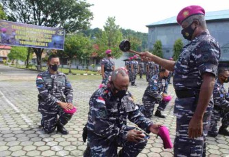 Prajurit Yonmarhanlan X Jayapura Gelar Tradisi Kenaikan Pangkat