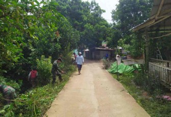 Satgas Pamtas Yonif Mekanis 643/Wns Bersama Warga Gotong Royong Bersihkan Kampung Perbatasan
