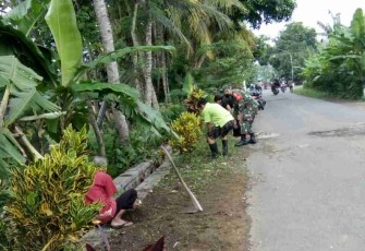 Muliakan Bulan Ramadhan, Babinsa Tugu Ajak Warga Bersihkan Lingkungan
