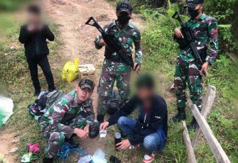 Satgas Pamtas Yonif Mekanis 643/Wns Berhasil Amankan Ratusan Butir Pil Ekstasi Dari Malaysia