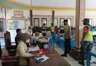 Posramil 0806/Suruh Dampingi Pelaksanaan Vaksinasi Bagi Masyarakat Kecamatan Suruh
