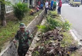 Antisipasi Banjir, Babinsa Koramil 0801/01 Pacitan Bersama Warga  Bersihkan Selokan