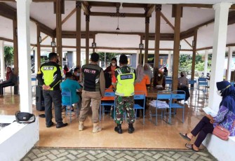 Babinsa Karangan Bersama Bhabinkamtibmas Dampingi Vaksinasi Warga Desa Binaan
