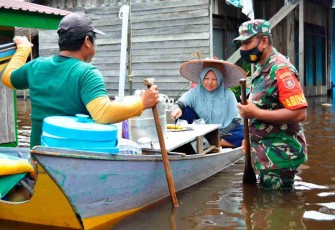 Luapan Air Sungai Mahakam Rendam Pemukiman Warga, Babinsa Muara Kaman Lakukan Ini..!!