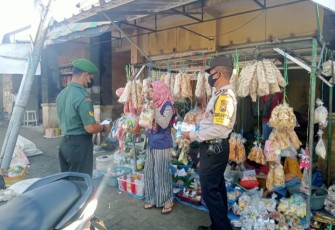 Anggota Koramil Padas Gelar Operasi Yustisi dan Bagikan Masker di Pasar