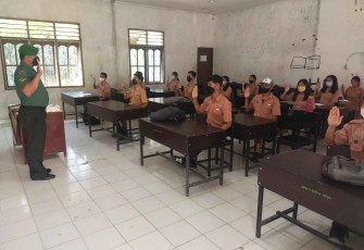 Tingkatkan Jiwa Nasionalisme, Babinsa Salak Sapa Siswa dengan Salam Pancasila