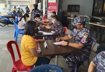 Vaksinasi Mandiri Harian Koarmada III Serbu Pusat Perbelanjaan di Sorong