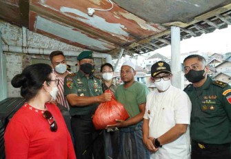 Pangdivif 2 Kostrad Gelar Bansos Korban Terdampak Tanah Longsor di Wilayah Kec. Kedungkandang Malang