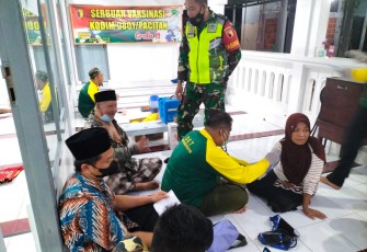 Percepat Vaksinasi Booster, Kodim 0801/Pacitan Sasar Jamaah Sholat Tarawih