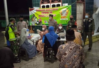 Percepatan Target Vaksinasi, Koramil 0806/08 Karangan Gelar Serbuan Vaksin Malam Hari