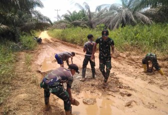 Satgas Perbatasan Bersama Warga Perbaiki Jalan Berlobang 