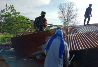 Dampak Angin Kencang, Babinsa Girimukti Gotong Royong Perbaiki Bengkel Yang Roboh