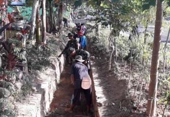 Babinsa Ngadirojo Bersama Masyarakat Gotong Royong Bersihkan Parit