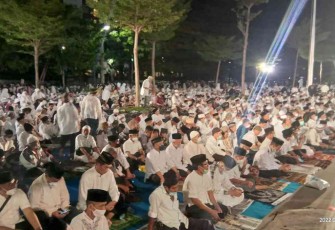 Subhanallah..!! Ribuan Masyarakat Makassar Sholat Subuh Berjamaah