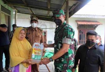 Dandim Kutai Kartanegara Bersama Wakil Bupati Tinjau Penyaluran Minyak Goreng