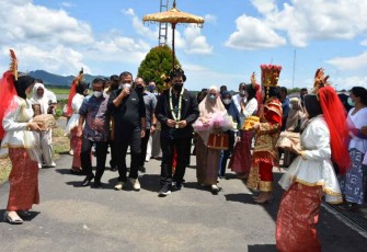 Tarian Pesisir Sikambang Sambut Danrem 023/KS Beserta Istri di Bandara Pinangsori